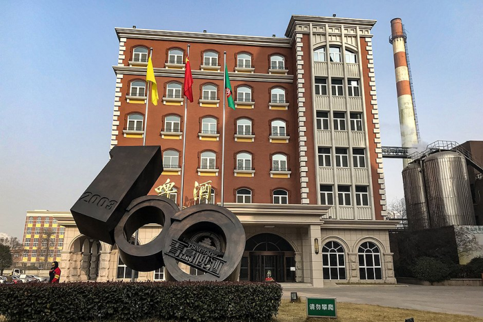 Россияне массово устремились в Китай на Новый год. Там их ждет «пивозаправка», улица роботов и родина Конфуция