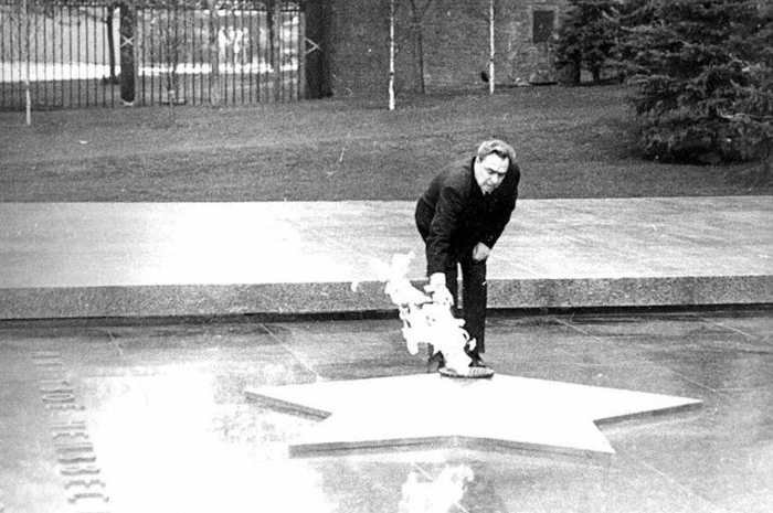 Вечный огонь. Как неугасающее пламя стало символом памяти о Великой Отечественной войне