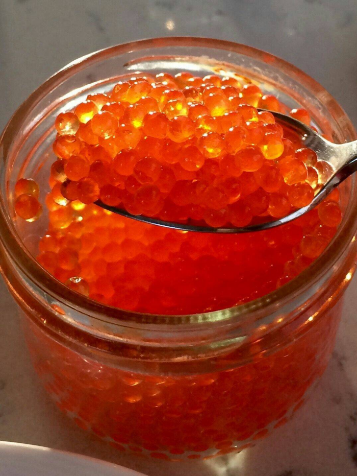 Чёрная и красная икра: в чём разница и почему чёрная дороже