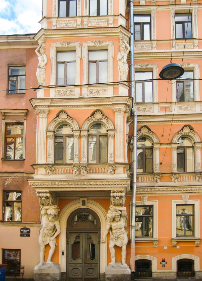 В чём заключаются тайны атласов Санкт-Петербурга?