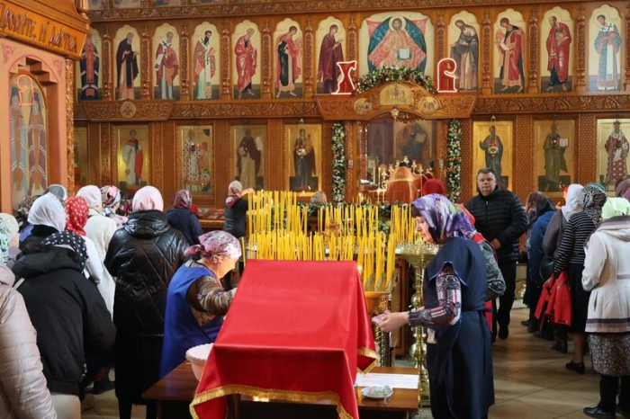 Свечи, молитвы и милостыня: фоторепортаж из храма Иоанна Богослова в день Радоницы