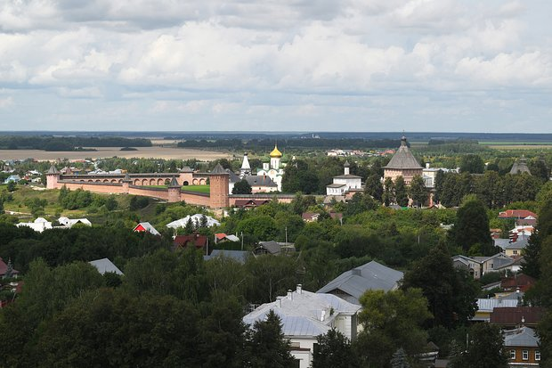 Сердце Золотого кольца, город наличников и любимец режиссеров. Зачем люди со всей России едут в Суздаль и чем заняться в выходные?