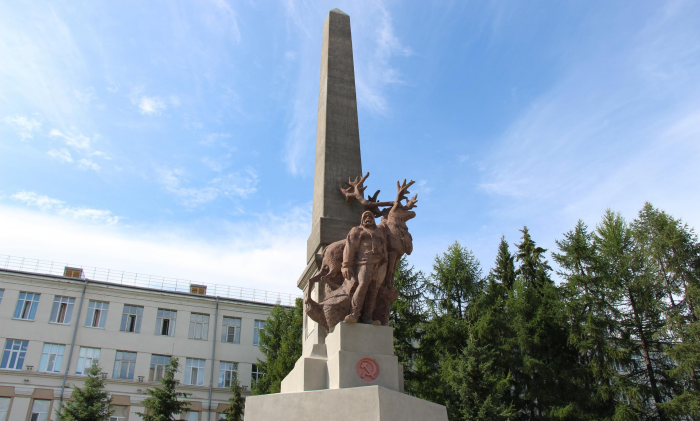 «Помор с оленем» в центре Архангельска отмечает 95-летие