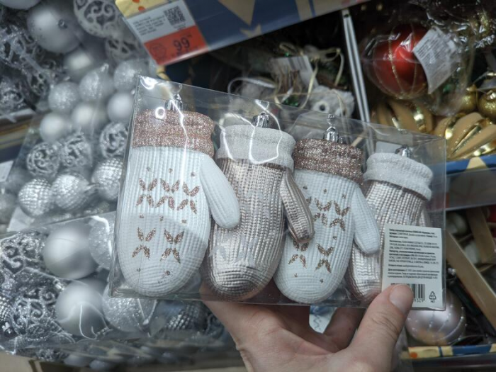 Мохнатые, аппетитные и черные. Какие новогодние игрушки можно найти в магазинах Барнаула