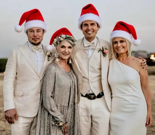 Париж, дети и нарядные ёлки: как Селена Гомес, Виктория Лопырёва, Иванка Трамп, Виктория Манасир и Софья Таюрская отметили католическое Рождество