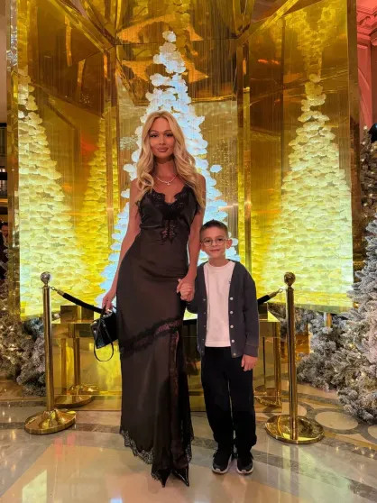 Париж, дети и нарядные ёлки: как Селена Гомес, Виктория Лопырёва, Иванка Трамп, Виктория Манасир и Софья Таюрская отметили католическое Рождество