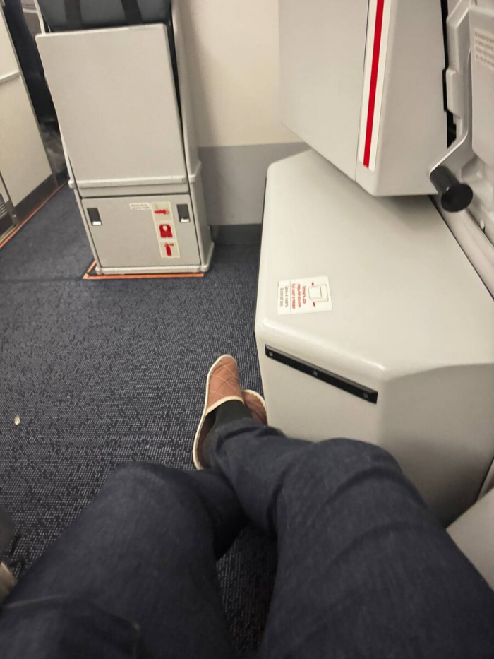 Пассажирка в самолете нажаловалась на меня стюардессе за то, что я занял не свое место. Но такого итога она точно не ожидала.