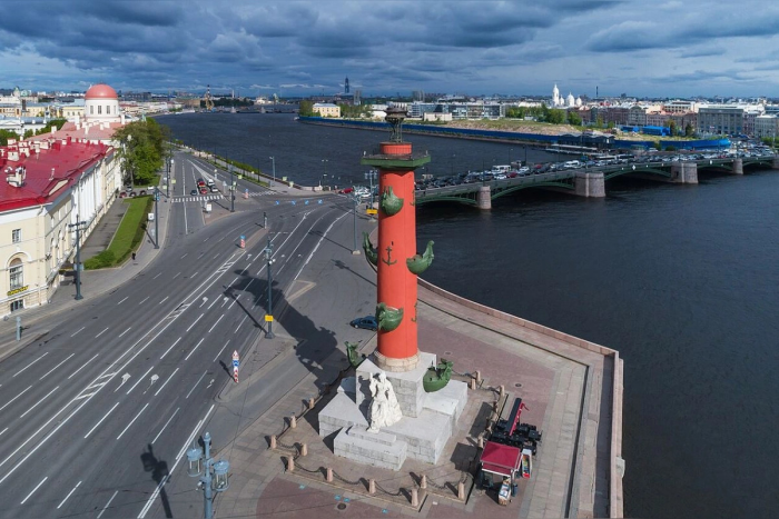 Тайна Ростральных колонн: что находится внутри