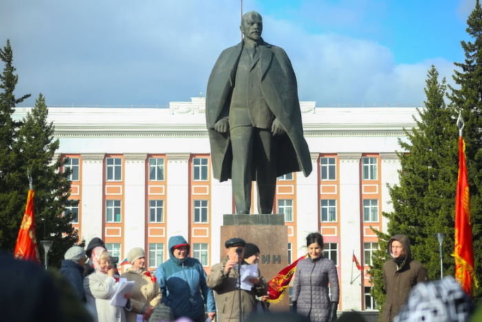 Еще жив. Какие памятники вождю революции Ленину еще остались в Барнауле?