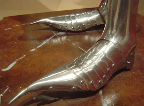 Зачем в старину мужчины носили обувь с длинными носами