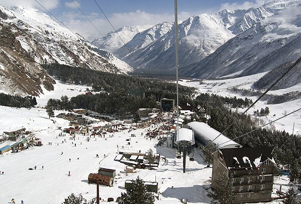 Отдых на Эльбрусе в зимний сезон 2025-2026: горнолыжные курорты, трассы и цены