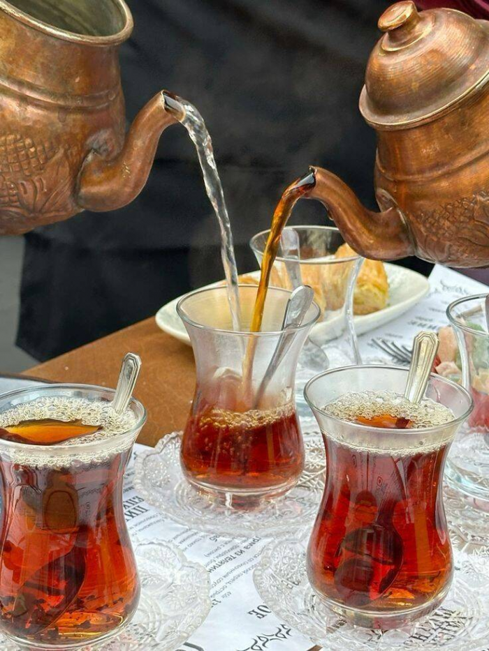 Почему в Турции чай подают в стаканах необычной формы