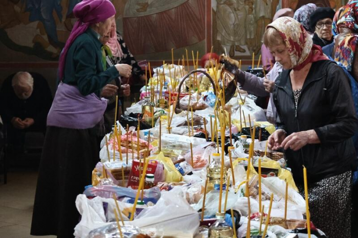 Свечи, молитвы и милостыня: фоторепортаж из храма Иоанна Богослова в день Радоницы