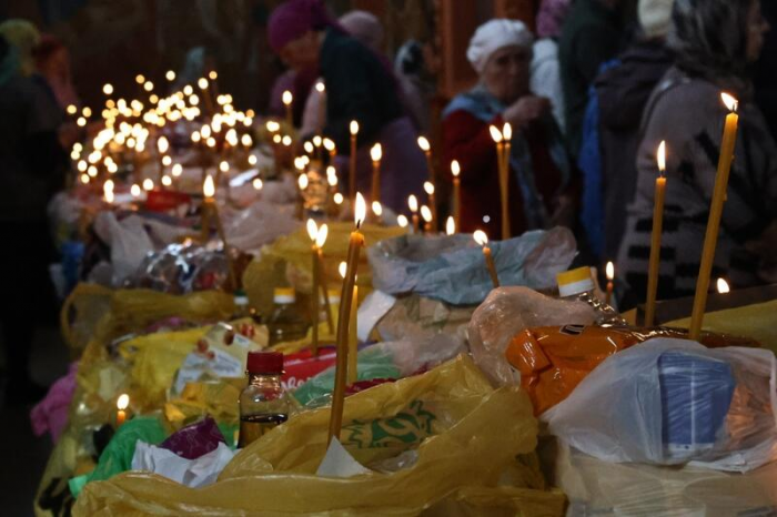 Свечи, молитвы и милостыня: фоторепортаж из храма Иоанна Богослова в день Радоницы