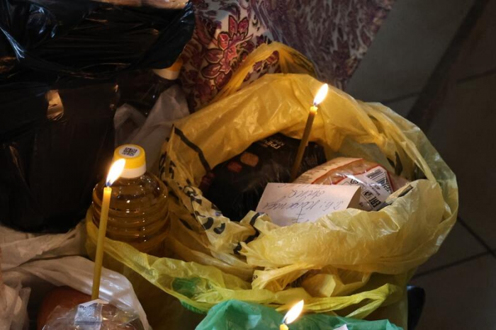 Свечи, молитвы и милостыня: фоторепортаж из храма Иоанна Богослова в день Радоницы