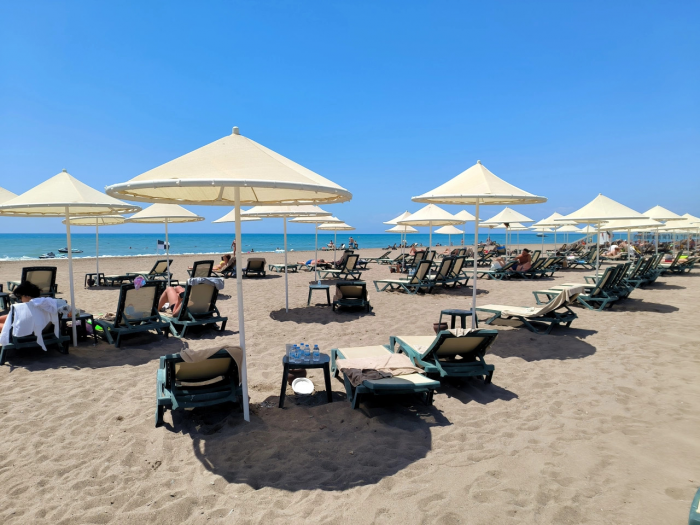 "Жуткие зануды" и "голые бегуны":  топ-5 стран, чьи туристы худший кошмар отелей