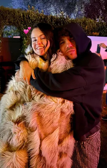 Париж, дети и нарядные ёлки: как Селена Гомес, Виктория Лопырёва, Иванка Трамп, Виктория Манасир и Софья Таюрская отметили католическое Рождество