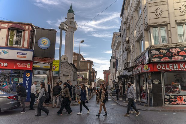 «То, что вам кажется мелочью, для них — преступление». За что россиянам за границей могут грозить штраф или тюрьма?