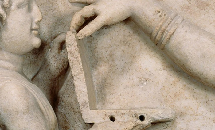 Люди поспорили из-за статуи возрастом 2 тысячи лет: некоторым кажется, что в руке ноутбук