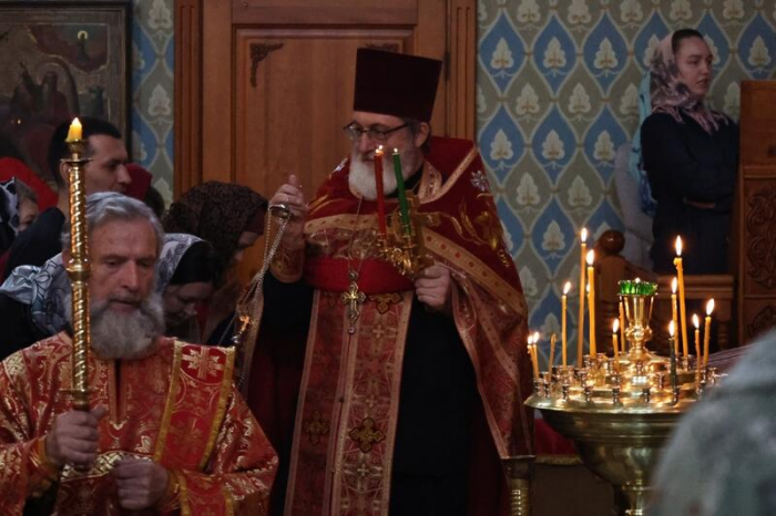 Свечи, молитвы и милостыня: фоторепортаж из храма Иоанна Богослова в день Радоницы