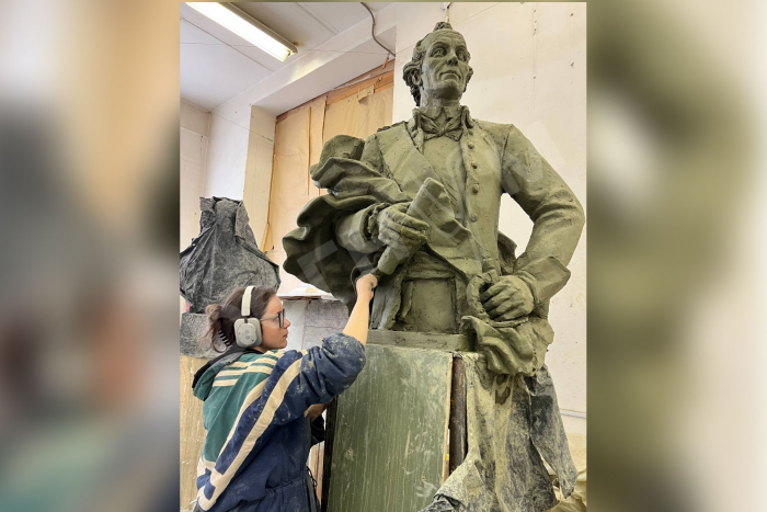 Подставленную журналисткой «Медузы»* студентку Строгановки пригласили провести выставку в Москве