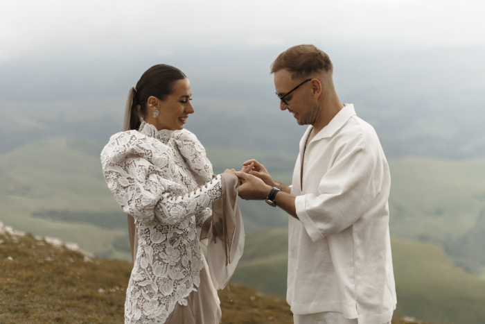 Выездная церемония в горах и платье невесты с отсылками к традициям народа Кавказа - свадьба на плато Бермамыт