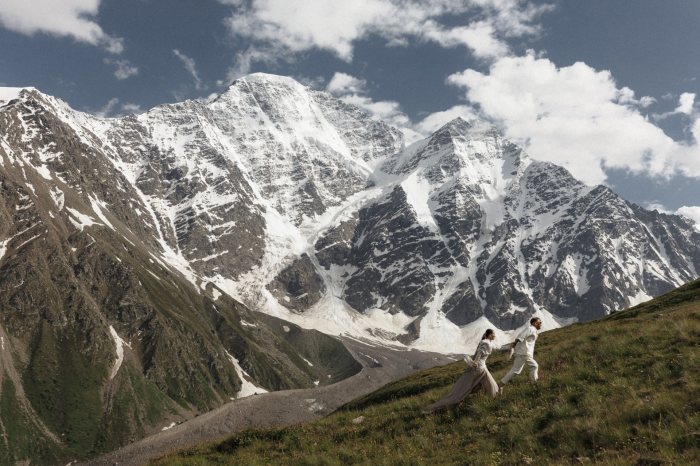 Выездная церемония в горах и платье невесты с отсылками к традициям народа Кавказа - свадьба на плато Бермамыт
