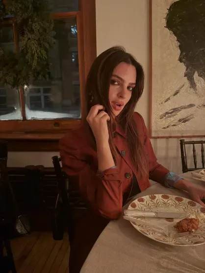 Париж, дети и нарядные ёлки: как Селена Гомес, Виктория Лопырёва, Иванка Трамп, Виктория Манасир и Софья Таюрская отметили католическое Рождество