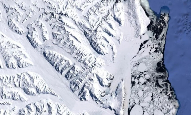 В Антарктическом леднике с самолета разглядели проем, похожий на дверь
