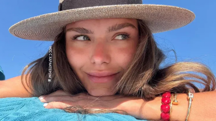 Стеша Маликова снялась в бикини на фоне критики "мужеподобной" фигуры и подозрений в анорексии