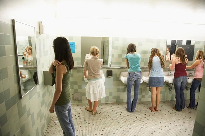 7 причин, почему в общественных туалетах дверь не достает до пола