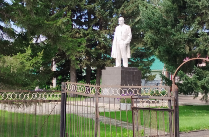 Еще жив. Какие памятники вождю революции Ленину еще остались в Барнауле