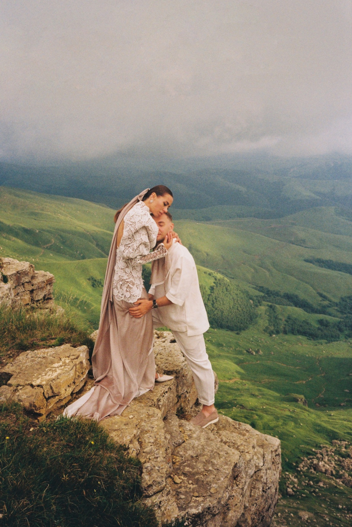 Выездная церемония в горах и платье невесты с отсылками к традициям народа Кавказа - свадьба на плато Бермамыт