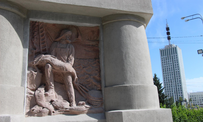 «Помор с оленем» в центре Архангельска отмечает 95-летие