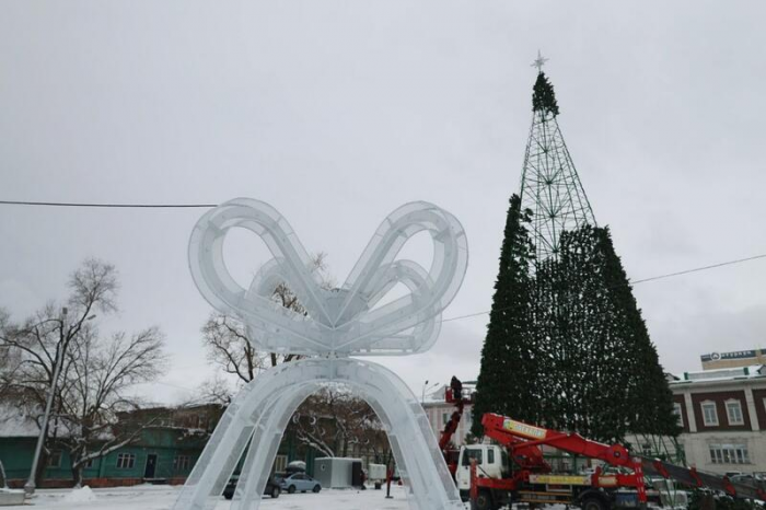 Главная городская елка на площади Свободы в Барнауле обзавелась звездой и "зеленеет". Фото