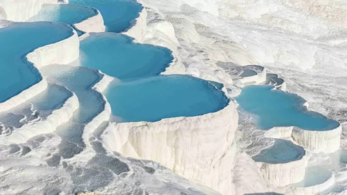 ​​Пляж из стекла и танцующий лес: редкие фотографии удивительных мест Земли