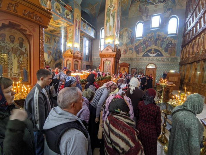 Свечи, молитвы и милостыня: фоторепортаж из храма Иоанна Богослова в день Радоницы