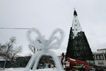 Главная городская елка на площади Свободы в Барнауле обзавелась звездой и "зеленеет". Фото