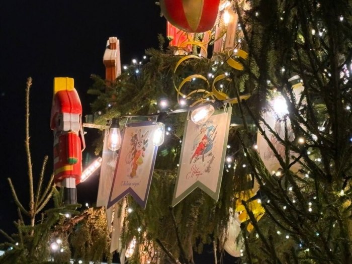 На Дворцовой площади зажгли главную новогоднюю ель Петербурга