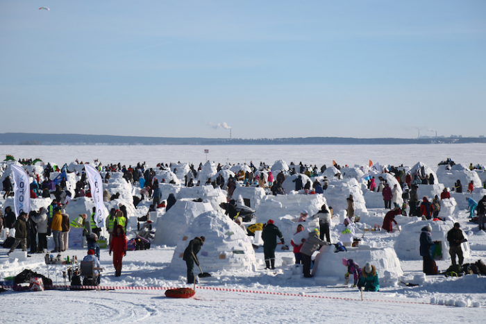 Город иглу возвели на пляже «Бумеранг» в Новосибирске