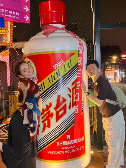 Курс на Восток: Ксения Собчак, Полина Киценко и Аврора Киба проводят время в Китае, а девушка Павла Дурова посетила Токио