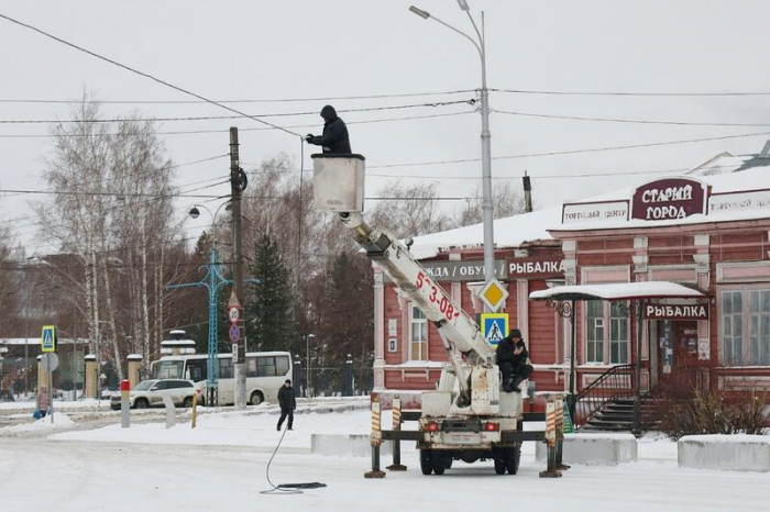 Главная городская елка на площади Свободы в Барнауле обзавелась звездой и "зеленеет". Фото