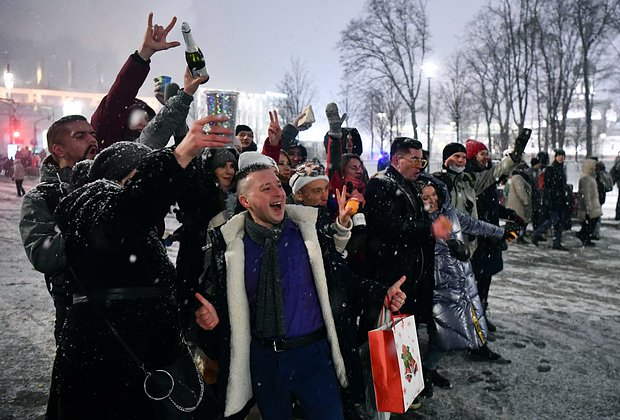 «Новый год просто взял и настал» Как самые длинные в истории новогодние праздники повлияют на россиян и почему выживут не все?