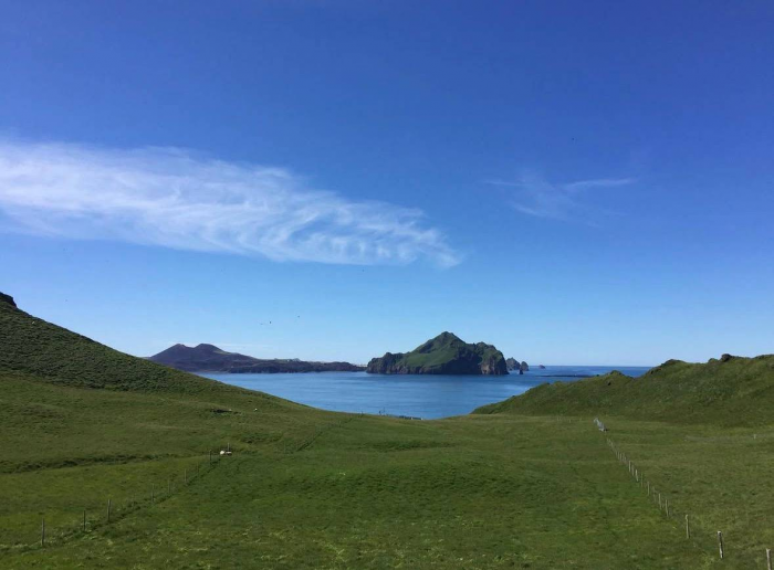 Где находится тот самый одинокий дом на острове и кто в нём живёт