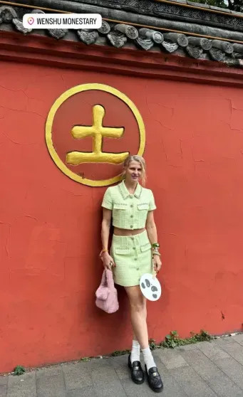 Курс на Восток: Ксения Собчак, Полина Киценко и Аврора Киба проводят время в Китае, а девушка Павла Дурова посетила Токио