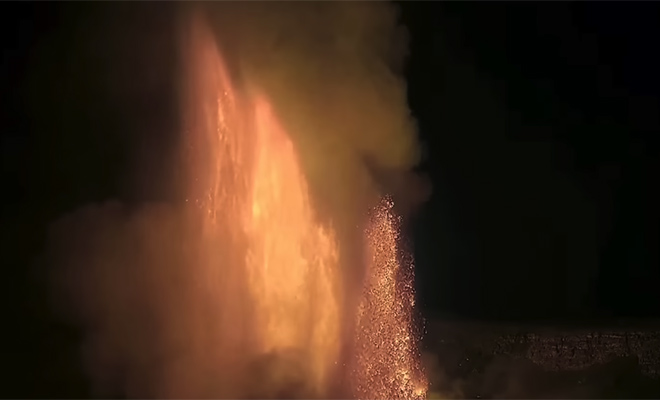 Вулкан на Гавайях выбросил столб магмы на высоту 100-этажного дома. Момент сняли на камеру