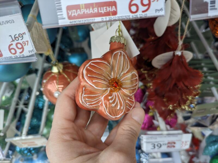 Мохнатые, аппетитные и черные. Какие новогодние игрушки можно найти в магазинах Барнаула