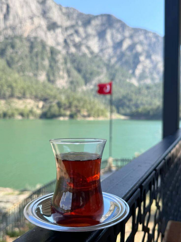 Почему в Турции чай подают в стаканах необычной формы