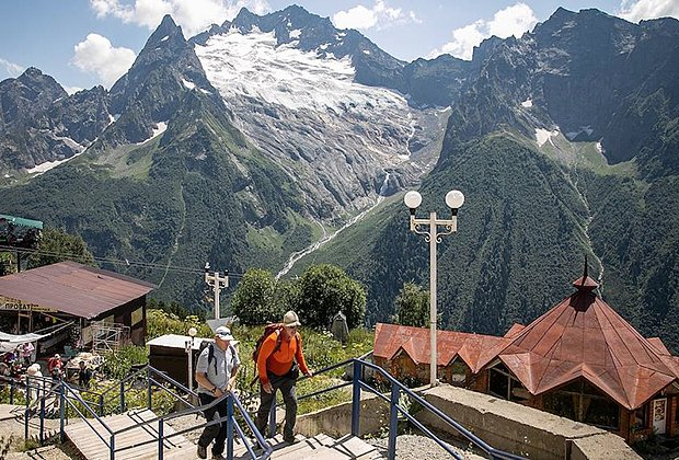 Отдых на горнолыжном курорте Домбай. Как добраться и что посмотреть в 2026 году