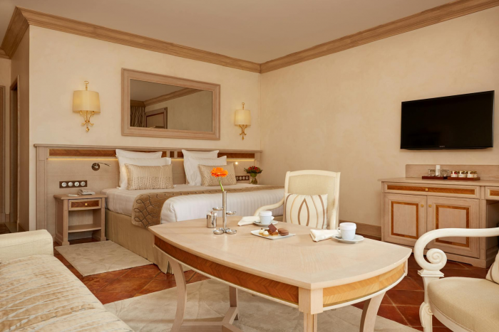 Белый мрамор и терраса с джакузи от 3000 евро в сутки: как выглядит отель, в котором снимут 4-й сезон «Белого лотоса»